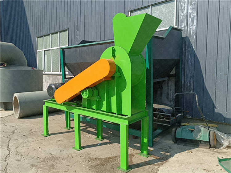 蘑菇渣畜禽糞便雙級粉碎機(jī)的三大結(jié)構(gòu)特點(diǎn)